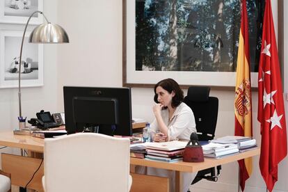 La presidenta de Madrid, Isabel Díaz Ayuso, durante la videoconferencia de dirigentes autonómicos con el presidente, Pedro Sánchez.