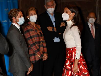 La reina Letizia saluda a David Bisbal durante un acto de Unicef celebrado el jueves en Madrid.