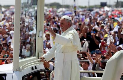 O papa Francisco saúda nesta segunda-feira a multidão em Guayaquil (Equador).