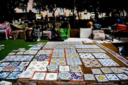 En el popular mercadillo de la Feira da Ladra (Feria de la Ladrona), los azulejos antiguos se venden entre 5 y 100 euros por unidad. En los anticuarios, el precio de algunas de estas piezas puede alcanzar hasta 10.000 euros.