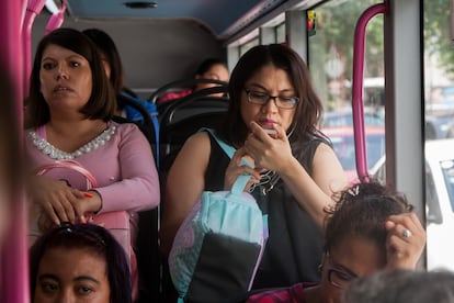 Usuarias del Metrobús utilizan sus teléfonos celulares durante el recorrido, en 2019 en Ciudad de México.