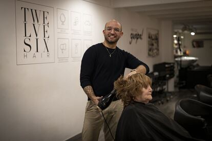 Eloy Molina, peluquero: "El Mobile siempre nos aporta algún cliente, sobre todo los huéspedes de los hoteles cercanos".