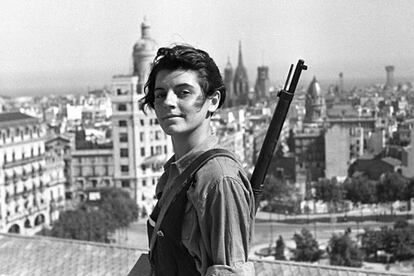 Barcelona, 21 de julio de 1936. La miliciana Marina Jinesta, miembro de la Juventud Comunista, posa enla terraza del hotel Colón, donde se ha establecido una oficina de alistamiento de milicianos.