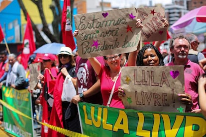 Manifestantes pedem a libertação de Lula ao lado da sede da Polícia Federal em Curitiba. 