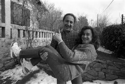 La esquiadora, en brazos de su hermano Paco, en su casa de Cercedilla (Madrid), en 1990.