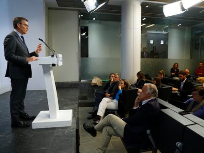 Alberto Núñez Feijóo ofrece una conferencia de prensa, a la que atienden, desde primera fila, González Pons, a la derecha, Cuca Gamarra y Elías Bendodo, el pasado diciembre.