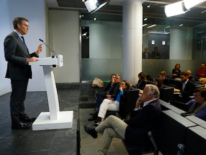 Alberto Núñez Feijóo ofrece una conferencia de prensa, a la que atienden, desde primera fila, González Pons, a la derecha, Cuca Gamarra y Elías Bendodo, el pasado diciembre.