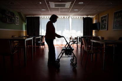 Una mujer en una residencia geriátrica de un pueblo de Madrid.