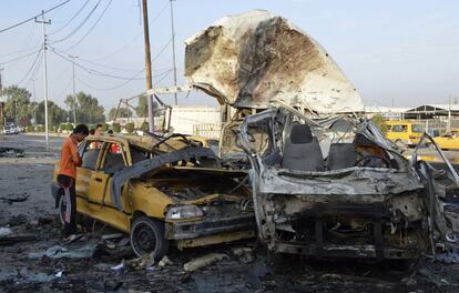 A man stands at the site of a bomb attack in Baghdad's Sadr City October 14, 2014. Three bombs exploded in Shi'ite parts of Baghdad on Monday, killing 25 people, police and medical officials said, continuing a wave of attacks targeting Iraq's majority religious group.  REUTERS/Kareem Raheem (IRAQ - Tags: CIVIL UNREST POLITICS)