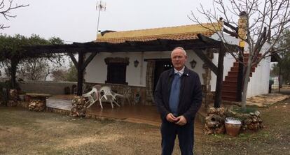 Paco Casero, en la casa donde ha comenzado la nueva huelga de hambre, en Venta del Rayo de Loja.