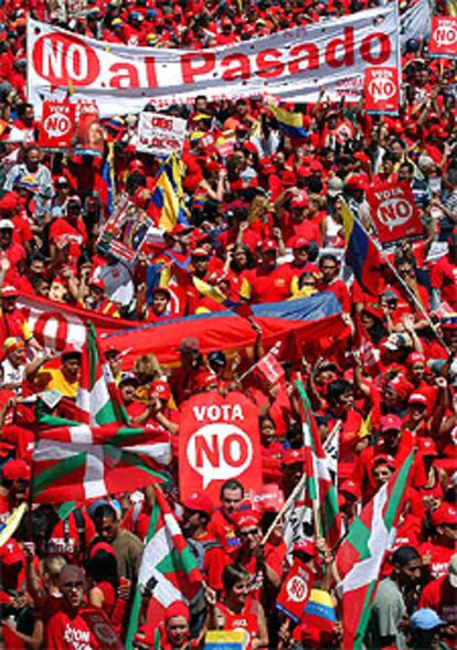 Imagen de la manifestación a favor de Hugo Chávez, ayer en Caracas. Las banderas que aparecen en primer plano son <i>ikurriñas</i>.