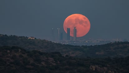 La conocida como 'superluna' o Luna de la Cosecha, sobre el horizonte de las Cuatro Torres de Madrid, en septiembre de 2023.