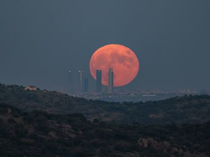La conocida como 'superluna' o Luna de la Cosecha, sobre el horizonte de las Cuatro Torres de Madrid, en septiembre de 2023.