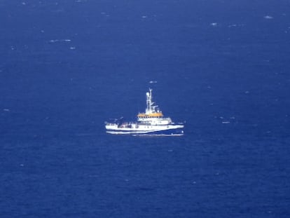 El buque oceanográfico 'Ángeles Alvariño', durante las labores de rastreo en la costa de Santa Cruz de Tenerife.