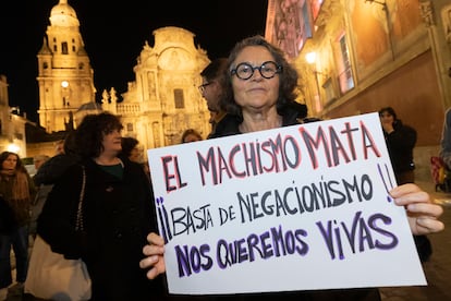 Una de las participantes en la manifestación contra la violencia machista celebrada este jueves en Murcia.
