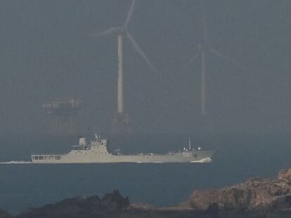 Un buque de la fuerza naval del Ejército Popular de Liberación se dirige a la zona de ejercicios de bloqueo de Taiwán, en la isla Pingtan​, sureste de China, este lunes.