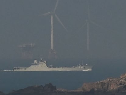 Un buque de la fuerza naval del Ejército Popular de Liberación se dirige a la zona de ejercicios de bloqueo de Taiwán, en la isla Pingtan​, sureste de China, este lunes.