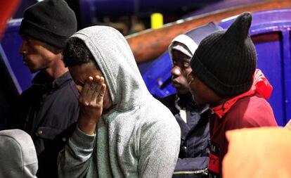 Migrantes llegan al puerto de Algeciras tras ser rescatados el martes en aguas del Estrecho.