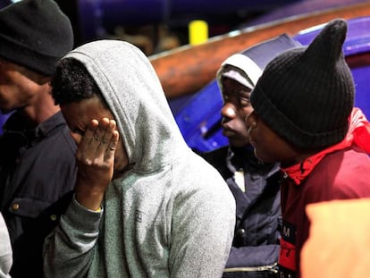 Migrantes llegan al puerto de Algeciras tras ser rescatados el martes en aguas del Estrecho.