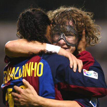 Carles Puyol jugó cinco partidos de liga en la temporada 2003/2004 con una máscara protectora por una rotura de pómulo.