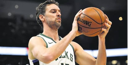 Pau Gasol, durante un partido de Milwaukee Bucks, su último equipo, contra Indiana Pacers, en marzo de 2019.