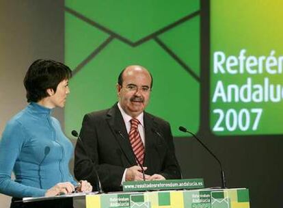 Los consejeros andaluces de Presidencia, Gaspar Zarrías, y de Gobernación, Evangelina Naranjo, durante la rueda de prensa para presentar el dispositivo del Centro de Difusión de Datos para el seguimiento del referéndum de este domingo.