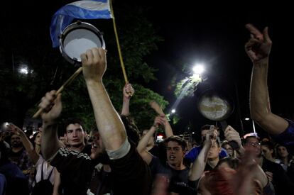 Los manifestantes gritan consignas en la residencia presidencial de Olivos, el 19 de diciembre.