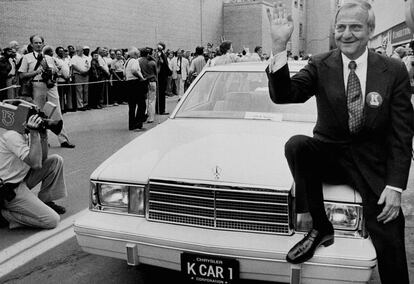 En esta imagen del 7 de agosto de 1980 se ve al presidente de Chrysler, Lee Iacocca, sentado en el capó del coche K Número Uno, un Plymouth Reliant, en Detroit.