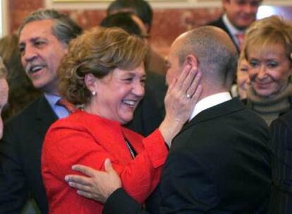 La ex directora general de RTVE Carmen Caffarel felicita a Luis Fernández tras su toma de posesión.