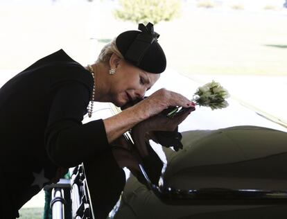 Cindy McCain llora sobre el féretro de su marido, el senador norteamericano John McCain, durante el entierro celebrado en el cementerio de la Academia Naval de Estados Unidos en Maryland. 