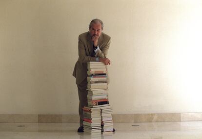 El escritor mexicano Carlos Fuentes ha fallecido a los 83 años de edad. En la imagen, el autor durante la presentación de su libro 'En esto creo', en mayo de 2002.