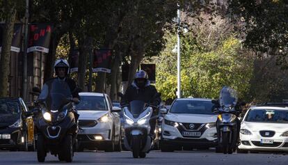 Tráfico en el centro de Barcelona, este lunes.