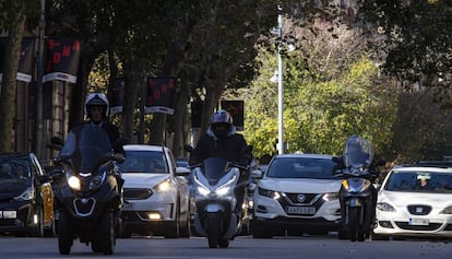 Tráfico en el centro de Barcelona, este lunes.