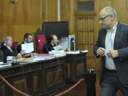 El exalcalde de Ourense, Francisco Rodríguez (a la derecha), en su declaración en la Audiencia Provincial.