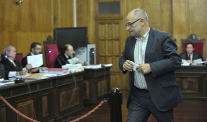 El exalcalde de Ourense, Francisco Rodríguez (a la derecha), en su declaración en la Audiencia Provincial.