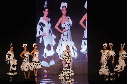 'Vestidos de lunares'. Así ha llamado la joven diseñadora sevillana Lourdes Bermejo a su colección. UN conjunto de trajes que ha expuesto en la pasarela más importante de la moda flamenca. Una oportunidad para los creadores.