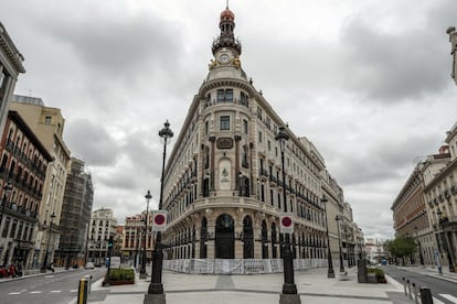 La venta de las 22 viviendas ha alcanzado un valor de 102 millones de euros (93,5 millones como ingresos para la empresa promotora Centro Canalejas Madrid al descontar el IVA). El complejo rehabilitado está ubicado junto a la Puerta del Sol, entre las calles de Alcalá, Sevilla y la Carrera de San Jerónimo.