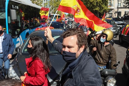 Rocío Monasterio e Iván Espinosa de los Monteros apoyan la protesta con vehículos por la capital en el Día de la Hispanidad.