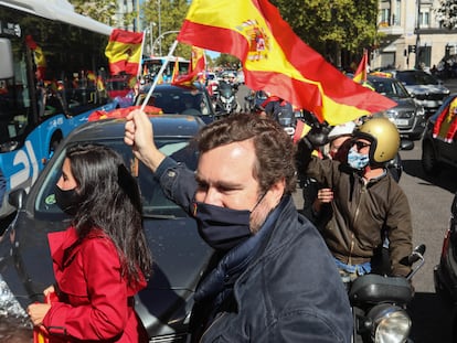 Rocío Monasterio e Iván Espinosa de los Monteros apoyan la protesta con vehículos por la capital en el Día de la Hispanidad.