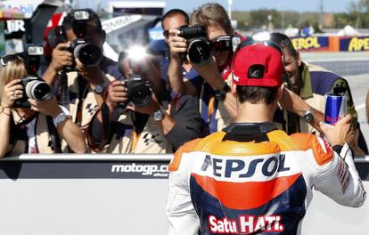 Dani Pedrosa celebra el primer puesto en la parrilla para la carrera del domingo en el circuito de Misano.