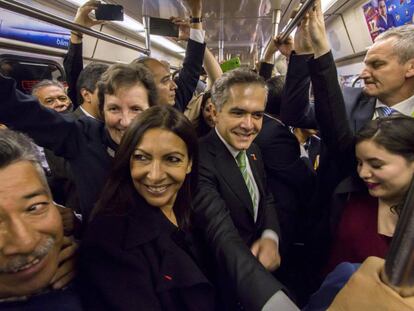 La alcaldesa de Par&iacute;s, Anne Hidalgo y el jefe de gobierno, Miguel &Aacute;ngel Mancera viajan en el metro de la Ciudad de M&eacute;xico. 