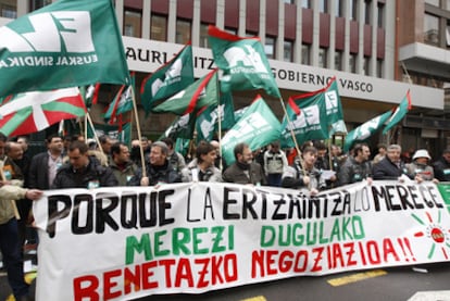 Concentracin de ELA en protesta por las condiciones laborales de la Ertzaintza, celebrada en febrero ante la sede del Gobierno en Bilbao.