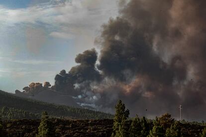 El volcán de La Palma, fotografiado por la UME desde la localidad de El Paso.