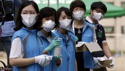 Personal sanitario de un hospital de Seúl, con mascaras para prevenir el contagio del virus respiratorio.