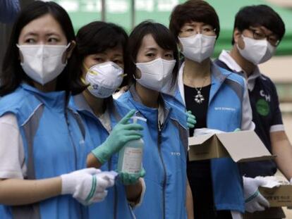 Personal sanitario de un hospital de Seúl, con mascaras para prevenir el contagio del virus respiratorio.