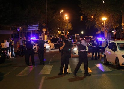 Mossos d'Esquadra en Cambrils (Tarragona), instantes después de abatir a cinco presuntos terroristas.