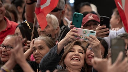 La candidata presidencial de la coalición opositora 'Fuerza y Corazón por México', Xóchitl Gálvez, a su llegada al mitin con simpatizantes, en la ciudad de Saltillo, en Coahuila (México).