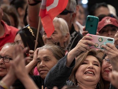 La candidata presidencial de la coalición opositora 'Fuerza y Corazón por México', Xóchitl Gálvez, a su llegada al mitin con simpatizantes, en la ciudad de Saltillo, en Coahuila (México).