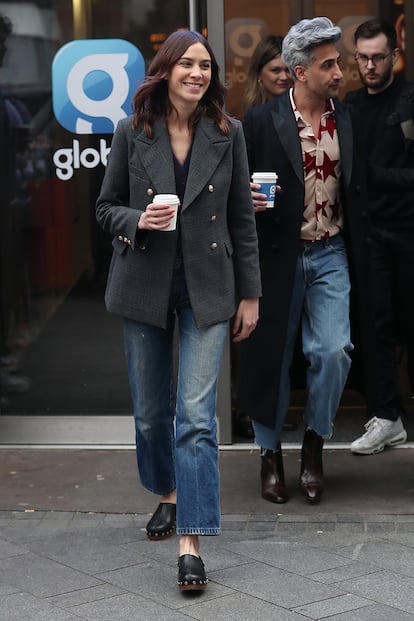 Alexa Chung lleva puestos unos zuecos negros en Londres, 2020.