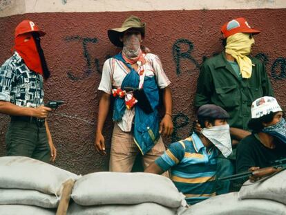 &#039;Muchachos esperando el contraataque de la Guardia Nacional, Matagalpa, Nicaragua&#039; (1978), de Susan Meiselas.